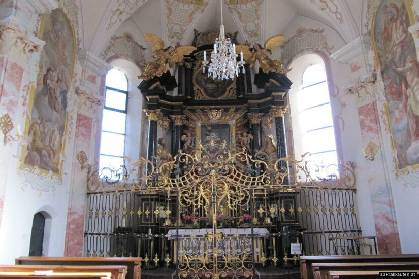 Liebfrauenkirche Ein beeindruckender Kirchenaltar mit kunstvoller Verzierungen und einem großen Kronleuchter. Helle Fenster lassen viel Licht in den Raum strömen.