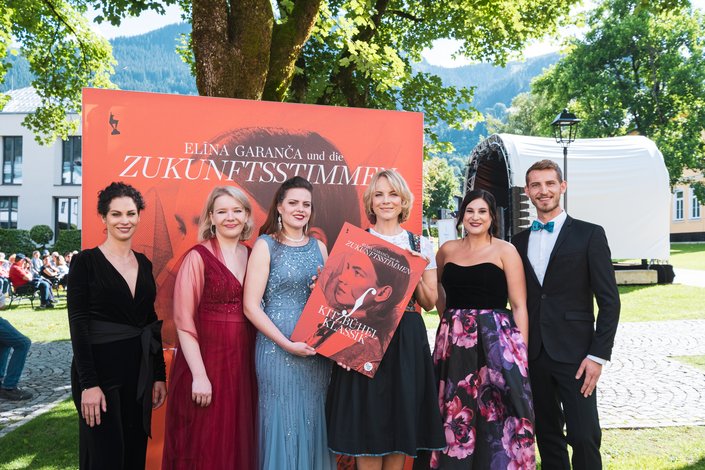 Elegant angezogene Damen und Herren bei demKitzbühel Klassik Event im Freien 
