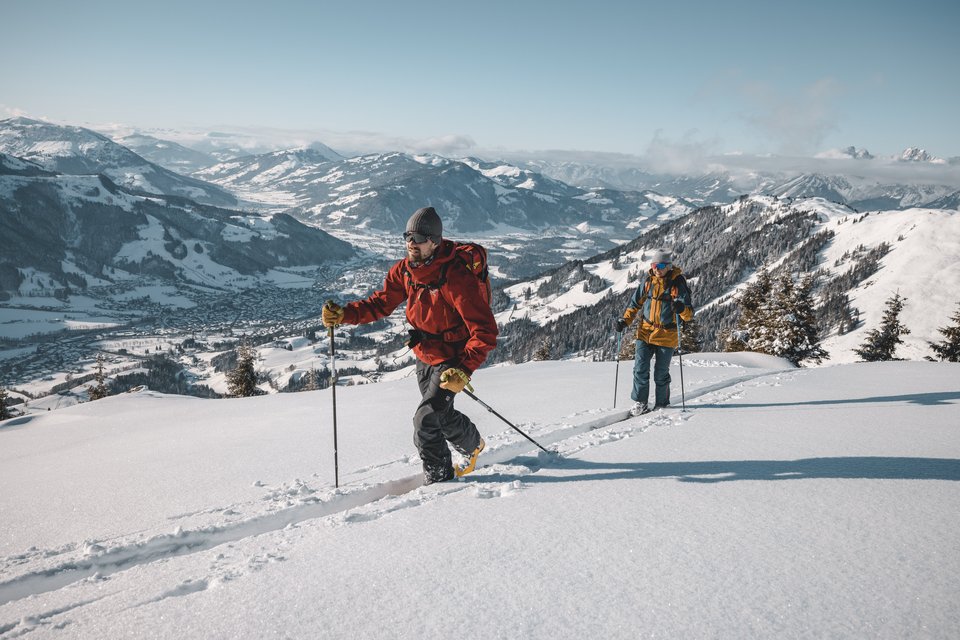 Couple skitouring
