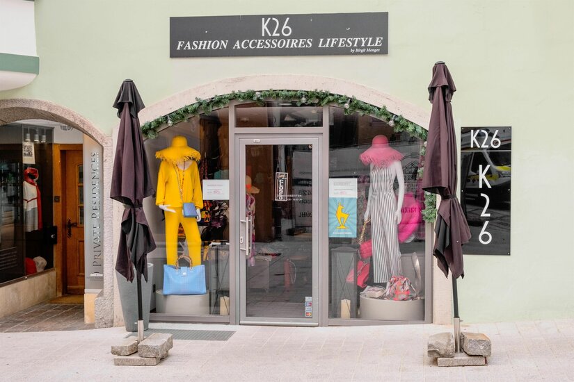 Modegeschäft K26 Eingangsbereich des Modegeschäfts K26 mit Schaufensterpuppen in gelber und gestreifter Kleidung.