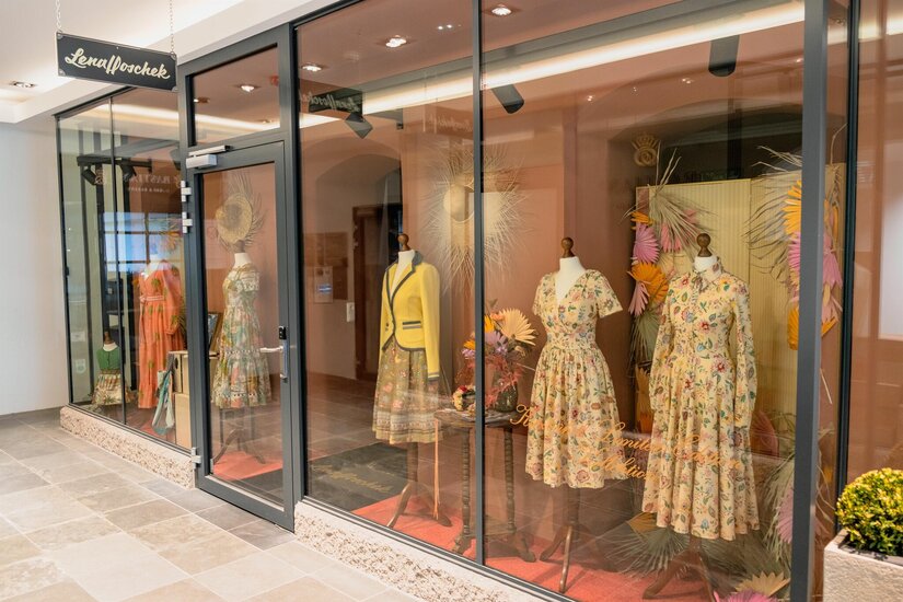 Lena Hoschek Passage 3 Schaufenster mit Kleidern auf Mannequins hinter einer Glasfront.