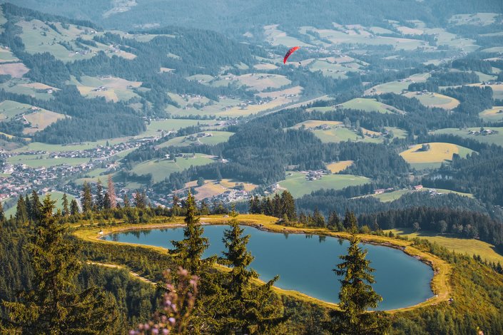 Paragleiter über dem Seidlalmsee