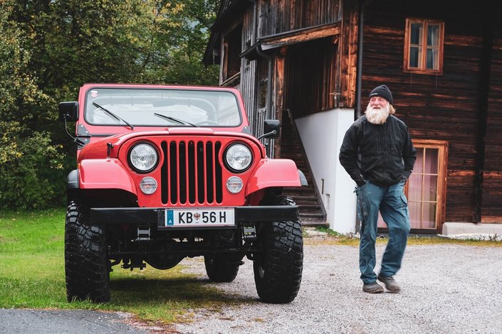 Sigi next to the red jeep