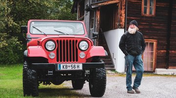 Sigi next to the red jeep