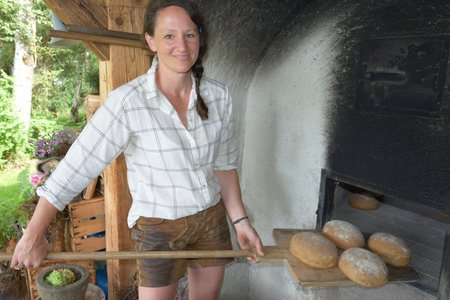 ©Kitzbühel Tourismus - Der Holzofen, das Herzstück im Garten von Sabine