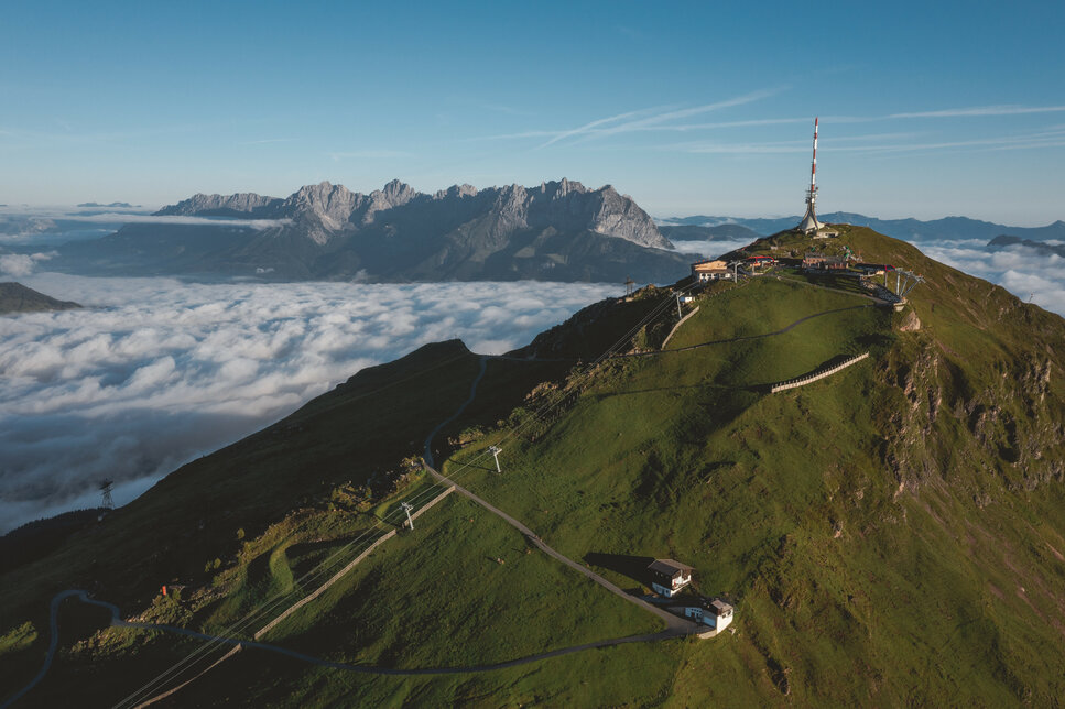 A breathtaking view of the mountain landscape, with the Kitzbüheler Horn and the majestic peaks in the background.