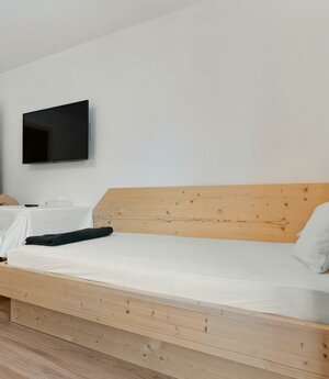 Dreibettzimmer mit Badewanne im Jodlbühel