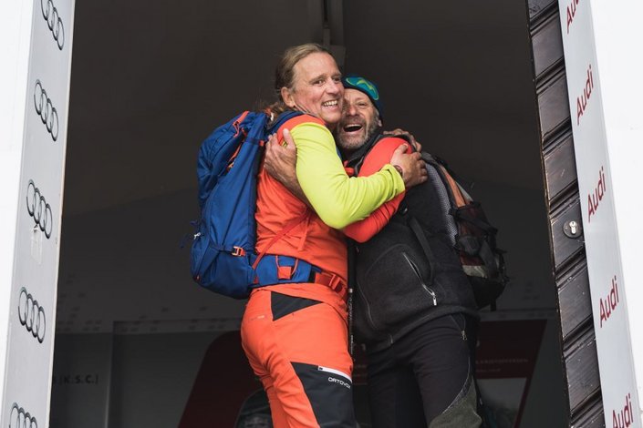 Andy umarmt eine andere Person