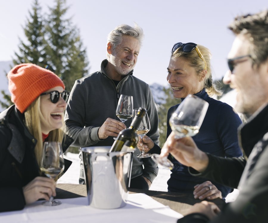 Eine Gruppe beim Apres-Ski 