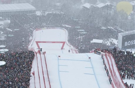 [Translate to EN:] Hahnenkamm im Schnee Zuschauer beim Rennen