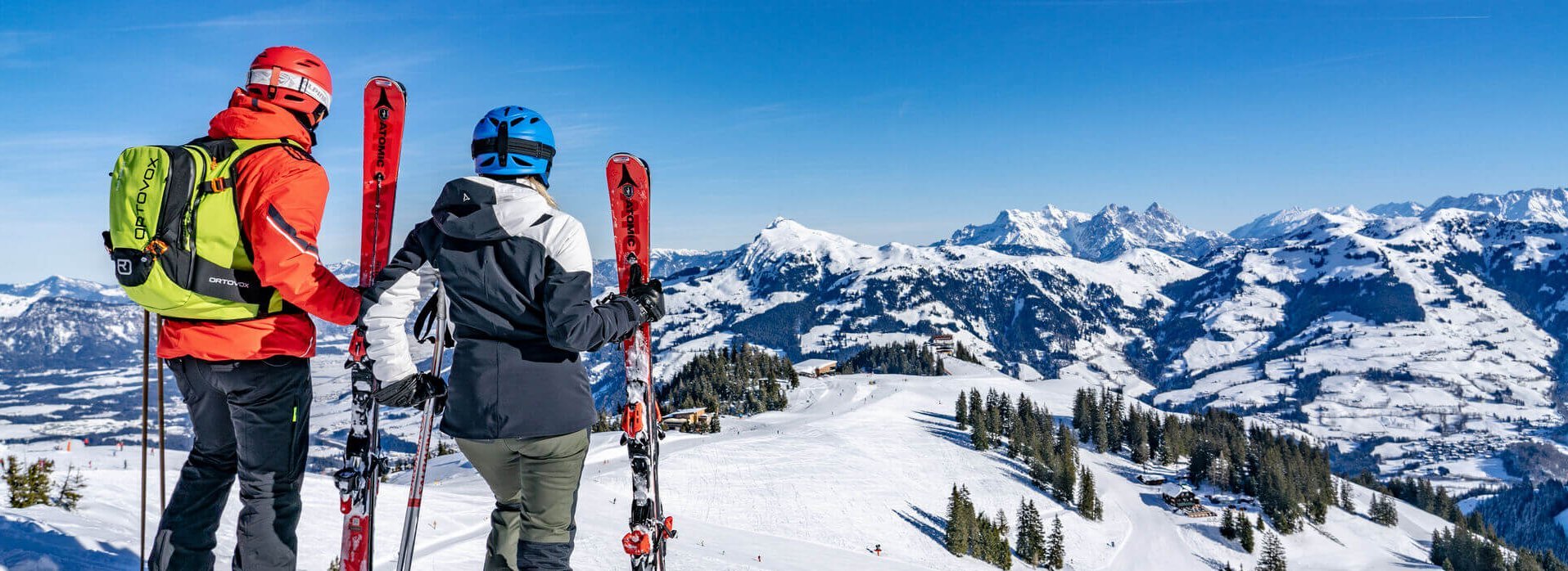 Skifahrer genießen Panorama