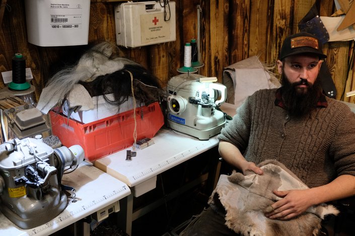 Mann sitzt auf einem Stuhl