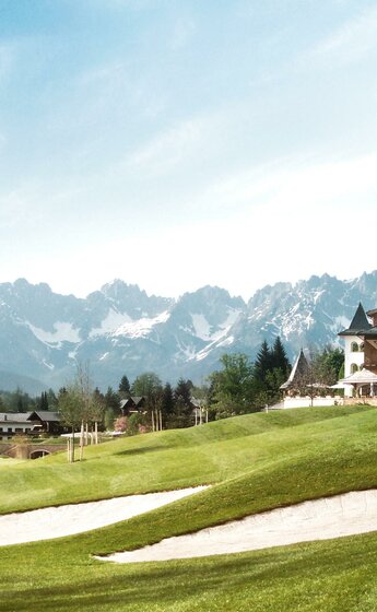 Hotelansicht mit Golfplatz