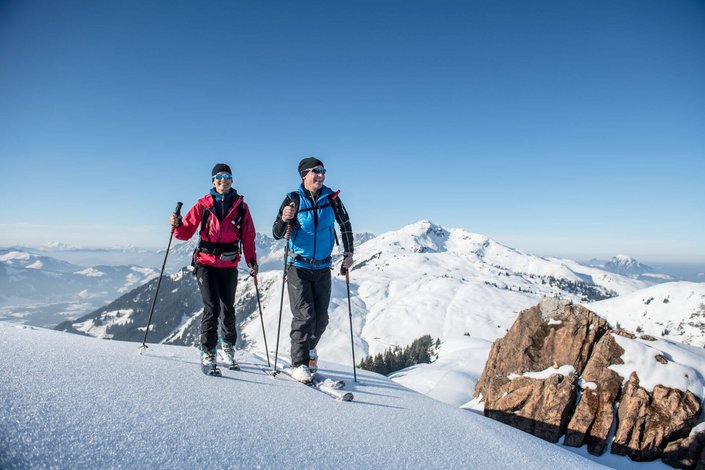 Paar beim Skitour gehen 