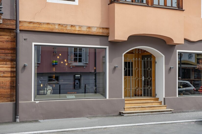 Kitzbüheler Werkstätten Außenansicht der Kitzbüheler Werkstätten mit Schaufenster und Eingangsbereich.