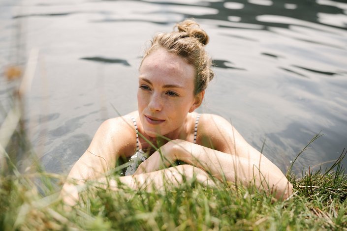 Frau beim Baden im Schwarzsee