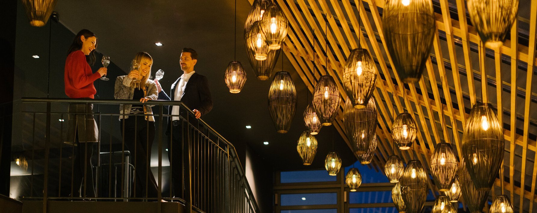 Freunde bei einem Glas Champagner auf einer Veranstaltung