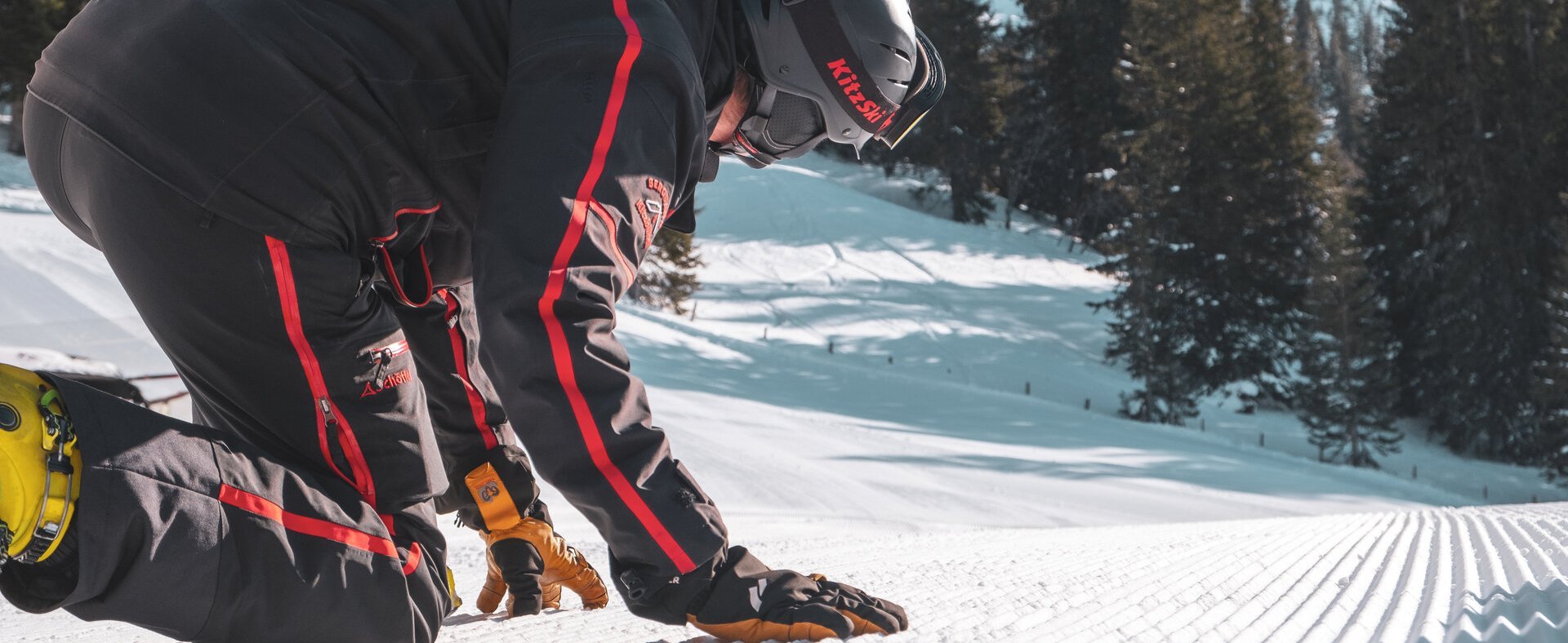 Schneemacher beim Arbeiten auf der Piste im Scnhee