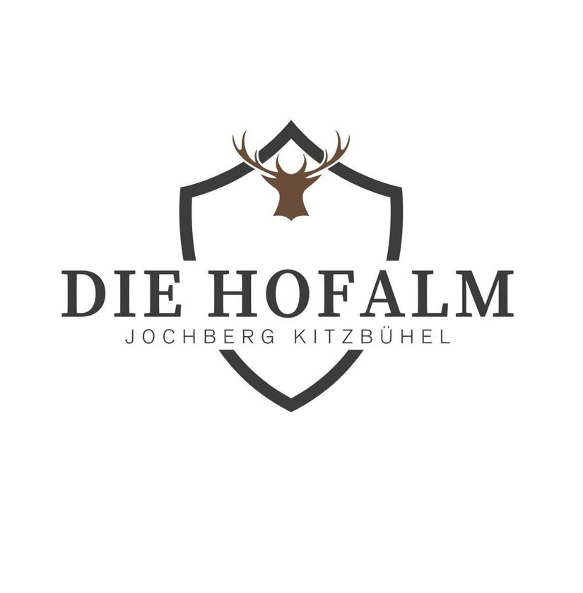Logo Hofalm Jochberg Logo der Hofalm mit Hirschkopf-Silhouette, Wappenform und dem Schriftzug Die Hofalm Jochberg Kitzbühel.