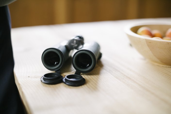 Fernglas auf Tisch