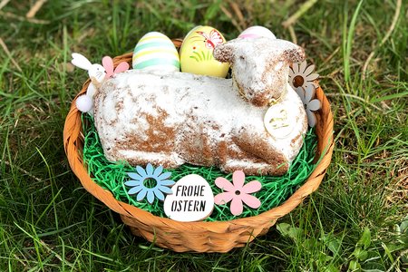 Cake, as here in lamb form, is an integral part of the Easter snack © alpinguin