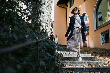 Frau beim Flanieren in der Stadt