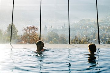 Paar im Panorama Pool