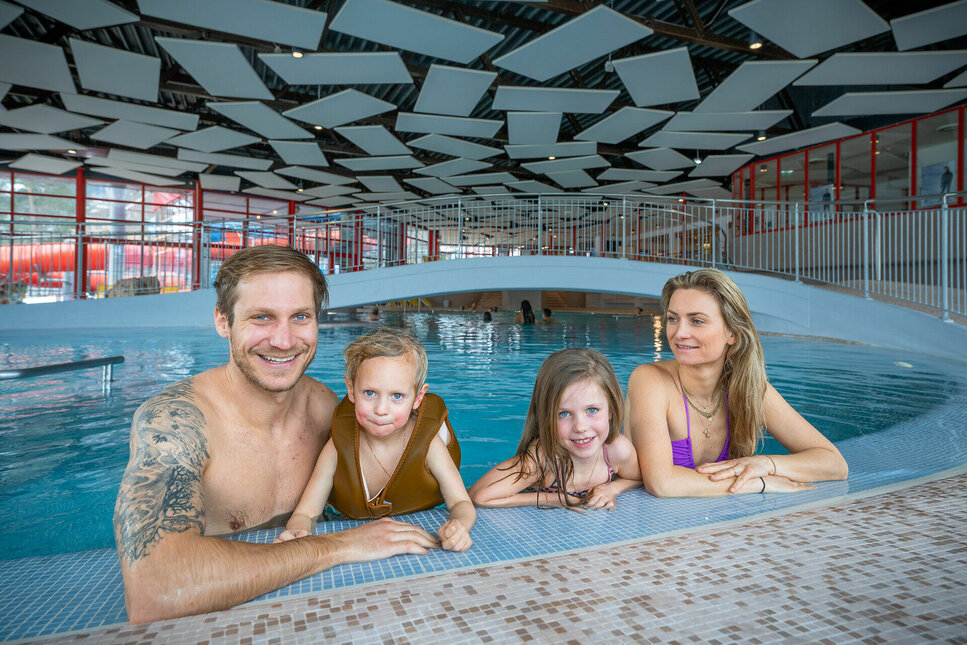 A family has fun in the water at Aquarena Kitzbühel