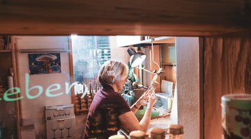 Josy Aufschnaiter bei der Arbeit