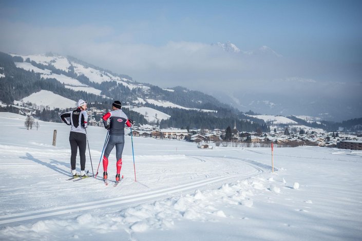 Langläufer bei Pause neben Loipe