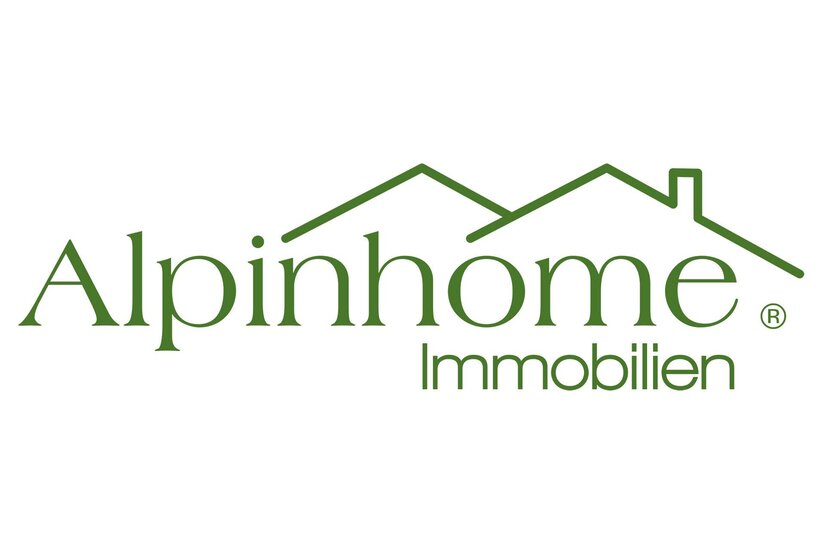 Ein Logo von Alpinhome Immobilien. Es zeigt den Schriftzug in grüner Farbe mit einem Dachsymbol.