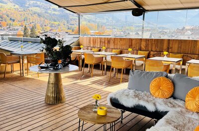 Cafè Gallerie Eine moderne Terrasse mit gemütlichen Sitzgelegenheiten und einem schönen Ausblick auf die Landschaft. Die Einrichtung ist stilvoll und einladend, ideal für entspannte Stunden.