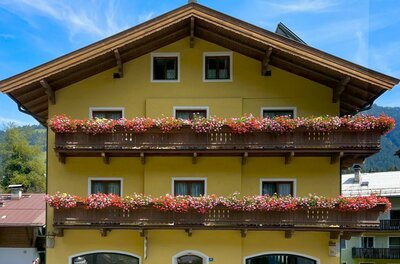 Frontseite Pension Hörl Unsere liebevoll geführte Pension Hörl inmitten von Kitzbühel von der Straßenseite aus.