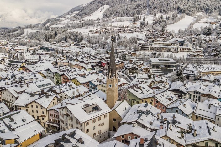 Dächer von Kitzbühel im Schnee