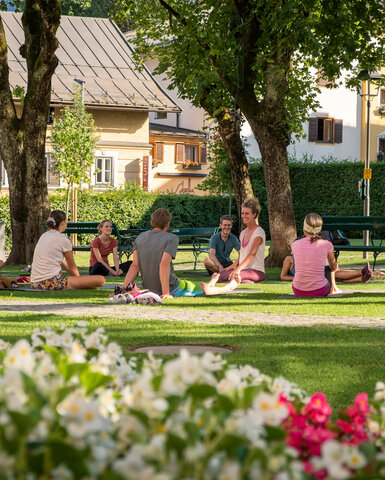Yoga im Park in Kitzbühel