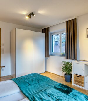 Apartment Tristkogel Schlafzimmer Wald Kleiderschr