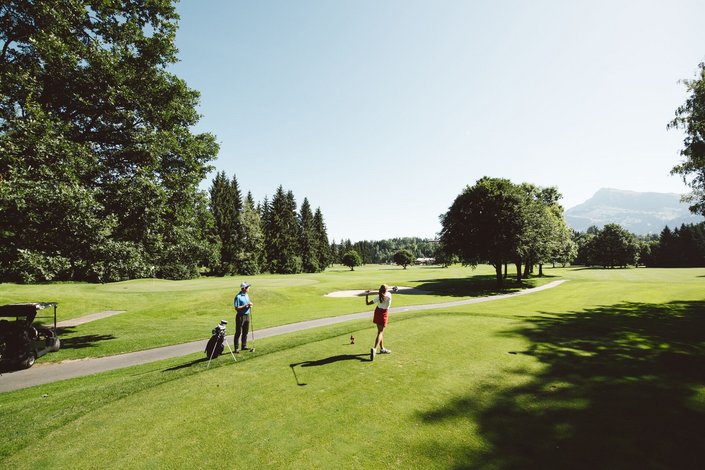 Paar spielt Golf in Kitzbühel