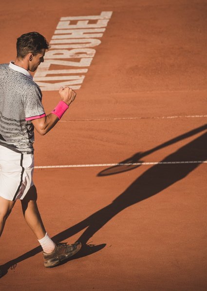 Tennisspieler am Platz