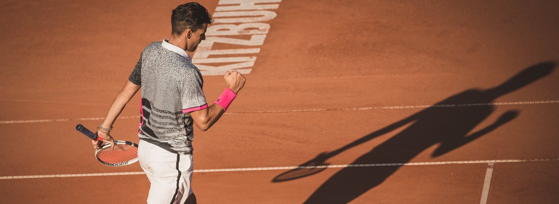 Tennisspieler am Platz