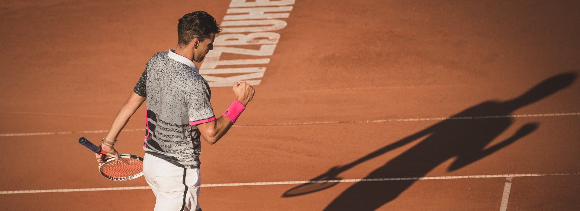 Tennisspieler am Platz