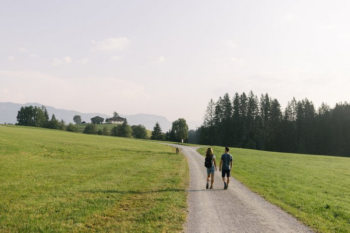 Paar beim Spazieren in Kitzbühel