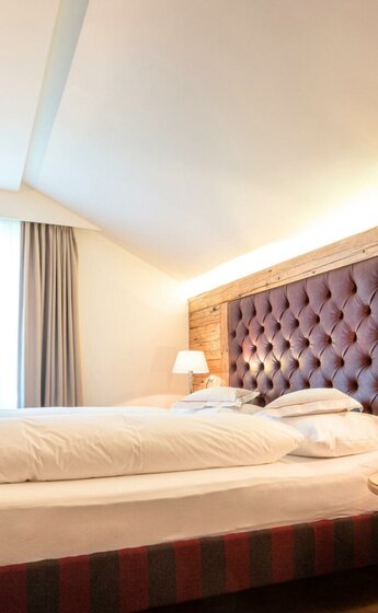 Hotel-Kaiserhof-Kitzbühel-Honeymoon-Suite-Bett