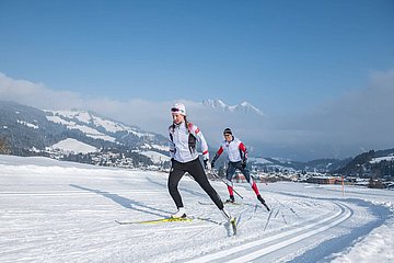 Frau und Mann beim Langlaufen 