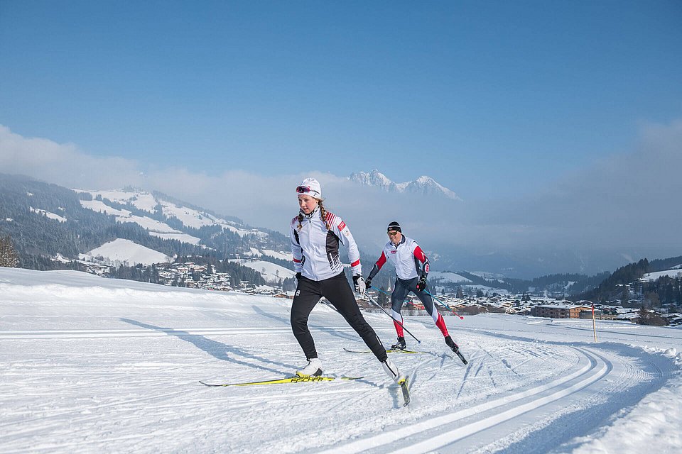 Frau und Mann beim Langlaufen 