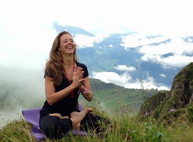 Martina auf einer Sportmatte