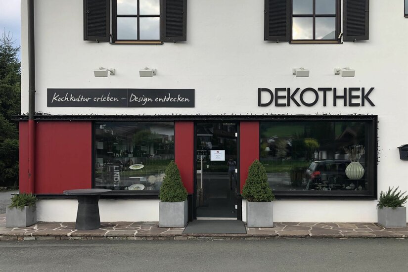 Geschäft Dekothek Außenansicht des Geschäfts Dekothek mit Schaufenstern und roter Fassade.