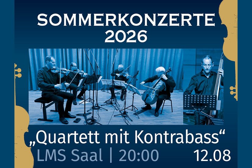 Blau getöntes Foto eines Streichquartetts mit Kontrabassisten bei einer Probe oder einem Konzert.
