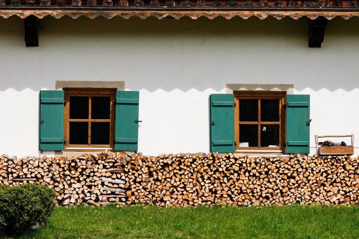 Haus mit gespaltetem Holz
