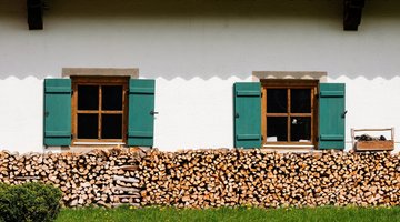 Haus mit gespaltetem Holz