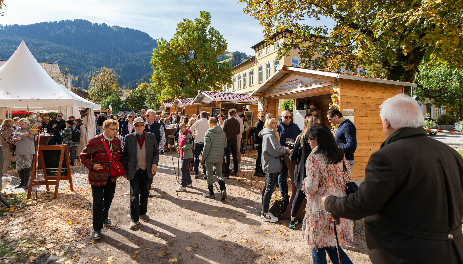 Gäste im Kitzbüheler Stadtpark bei Kitz Kulinarik x Piemont 